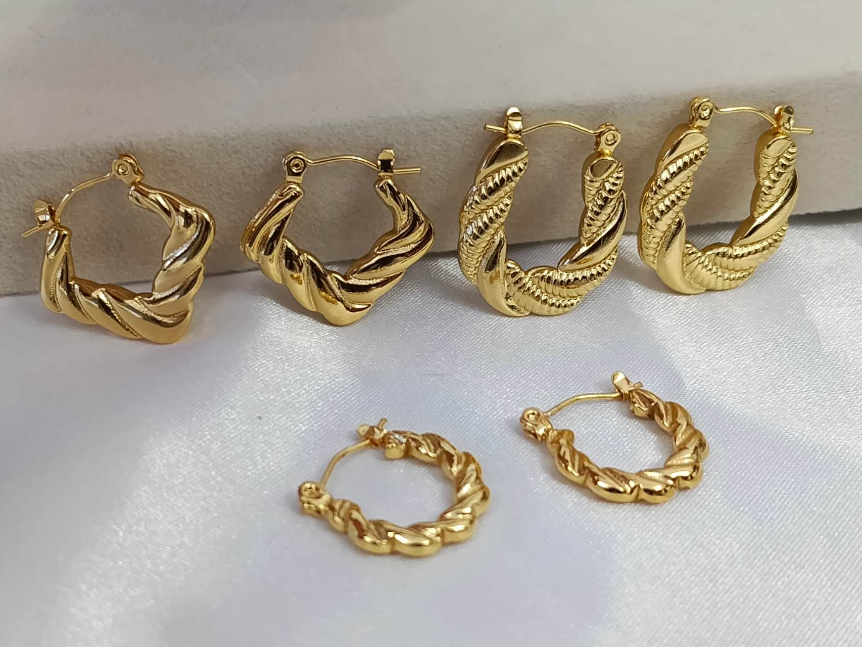 Braided hoop earrings in 18K gold-plated stainless steel