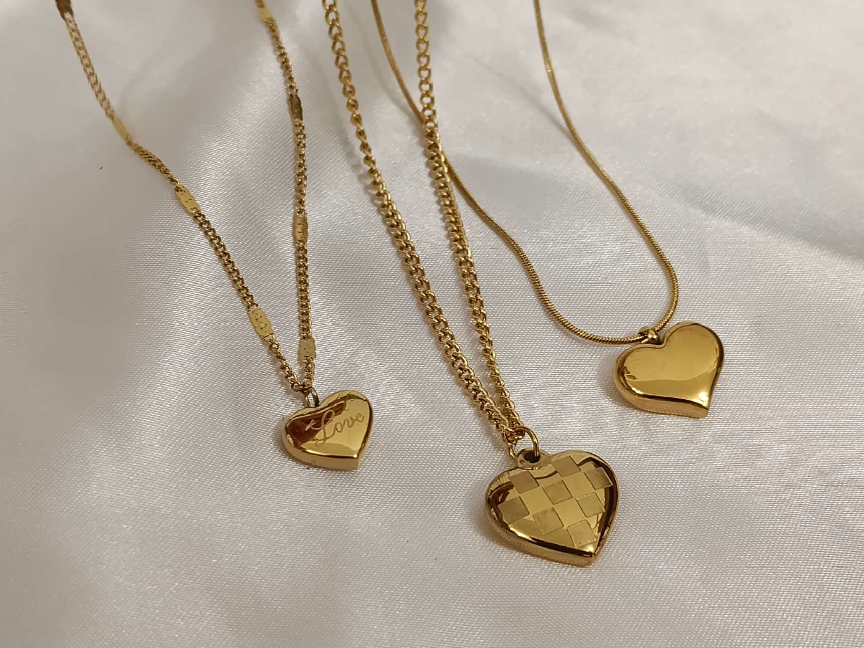 Adjustable necklace with hearts in 18K gold-plated stainless steel