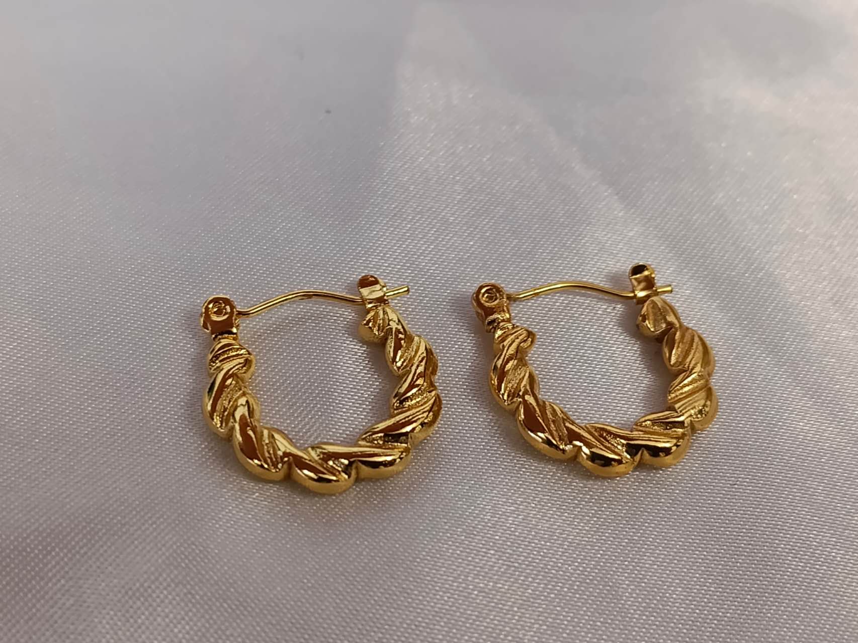 Braided hoop earrings in 18K gold-plated stainless steel
