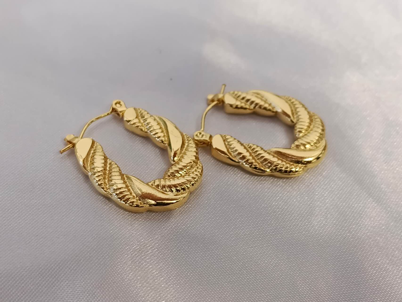 Braided hoop earrings in 18K gold-plated stainless steel