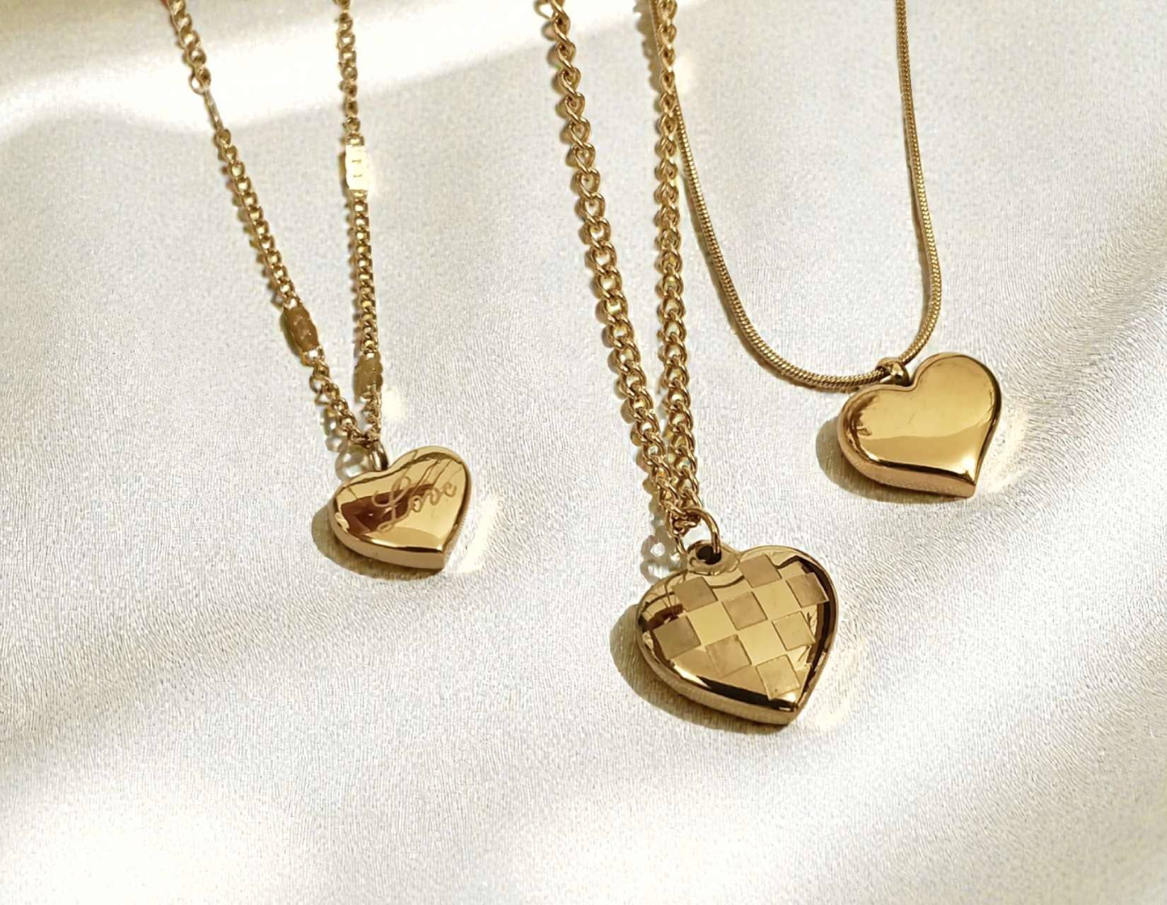 Adjustable necklace with hearts in 18K gold-plated stainless steel