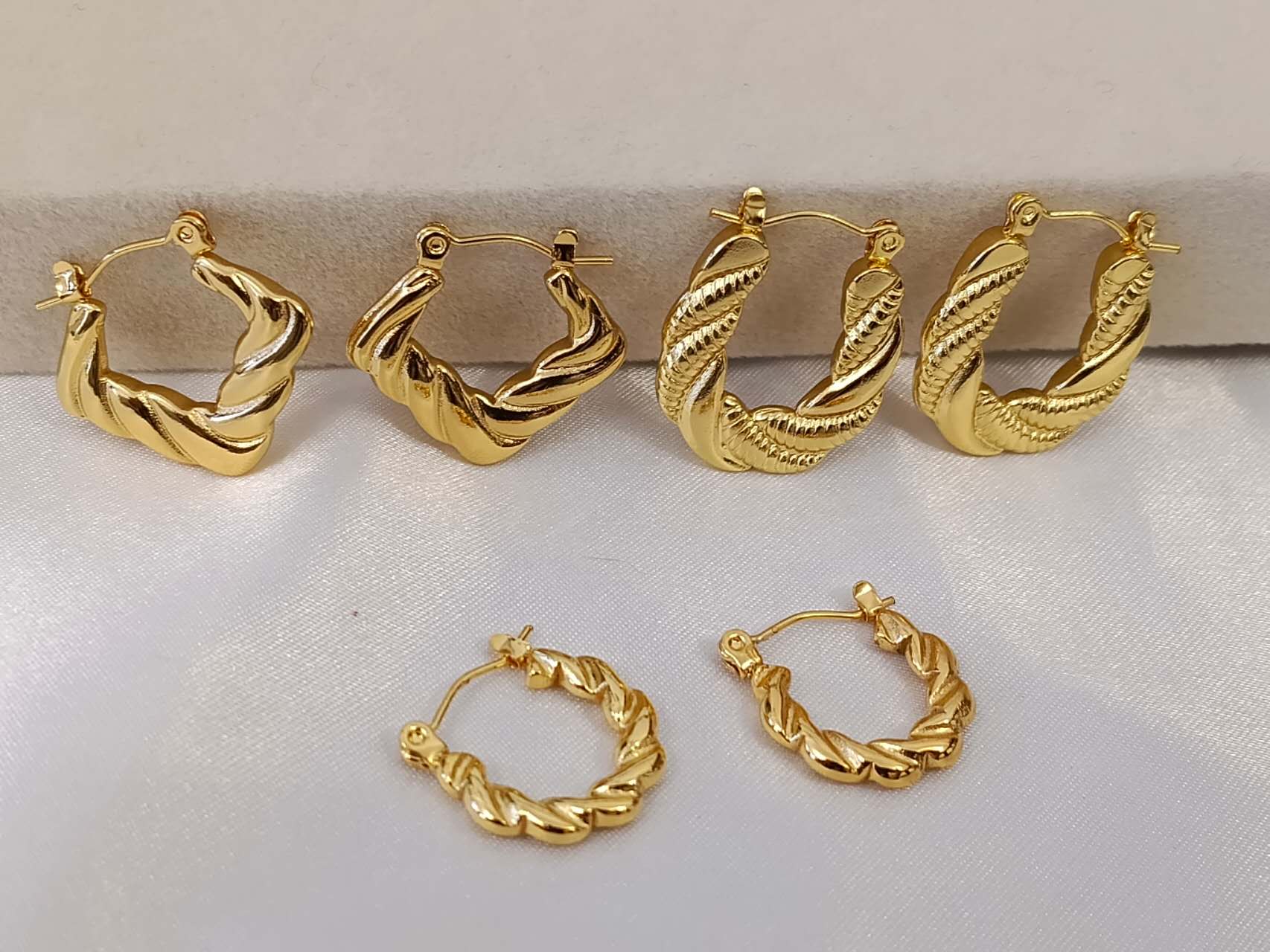 Braided hoop earrings in 18K gold-plated stainless steel