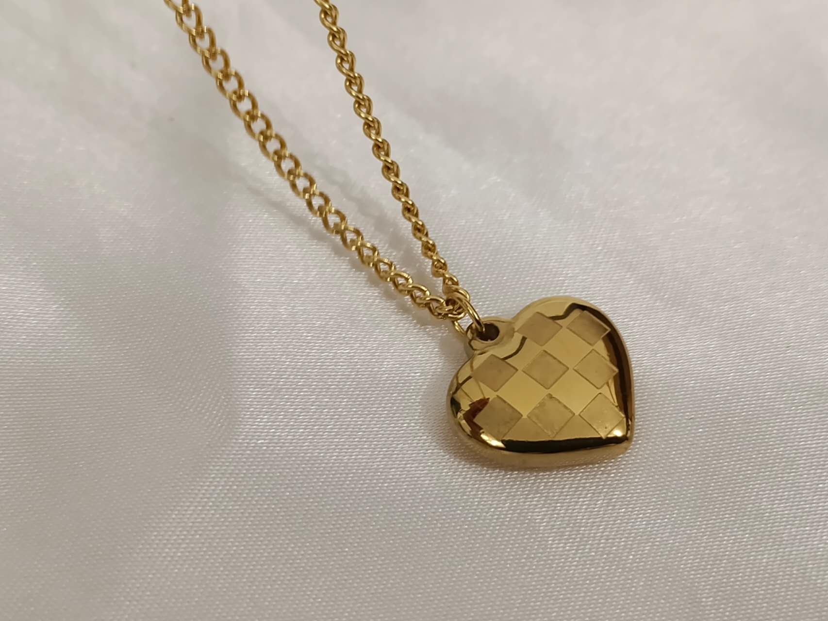 Adjustable necklace with hearts in 18K gold-plated stainless steel