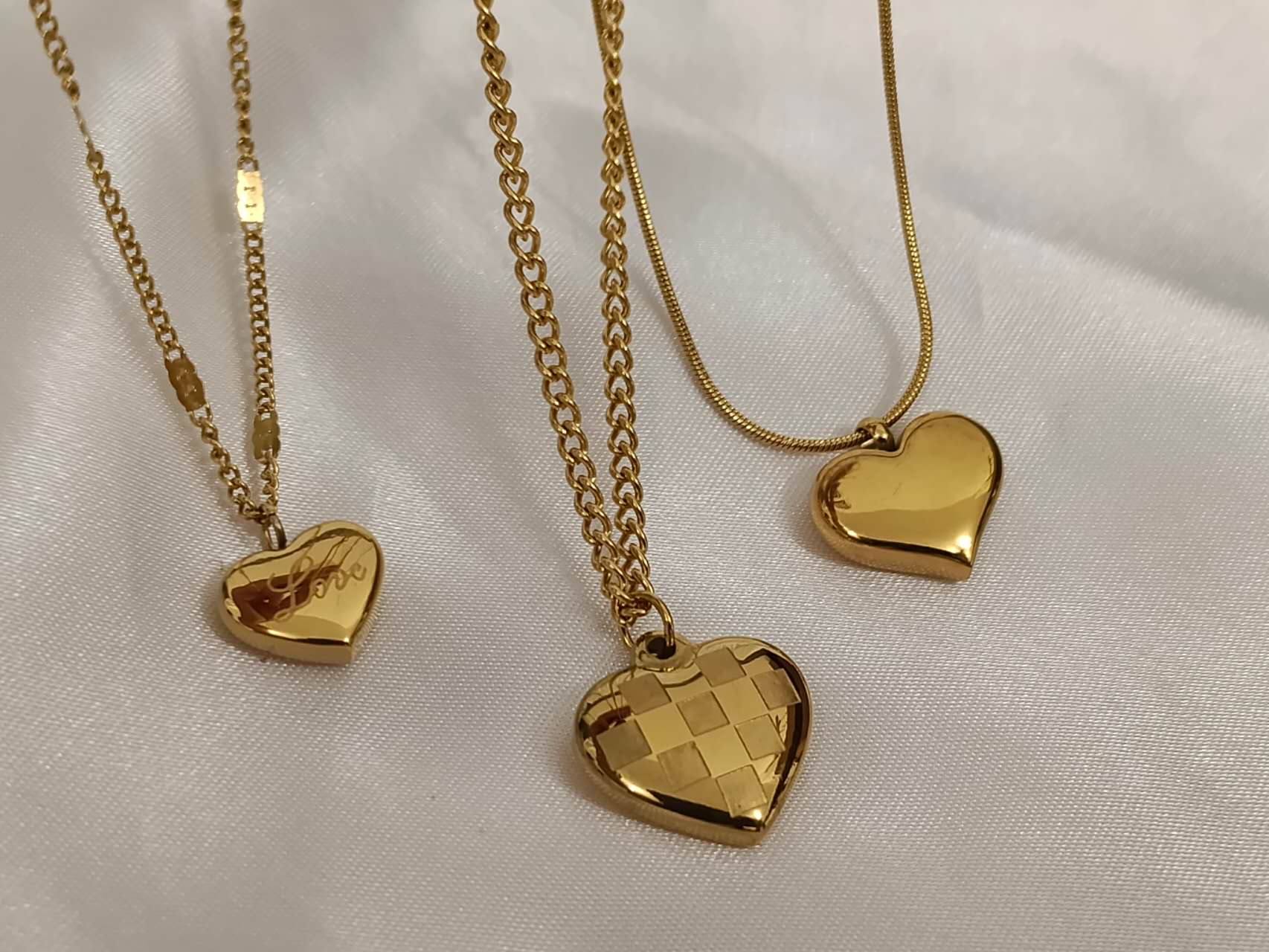 Adjustable necklace with hearts in 18K gold-plated stainless steel